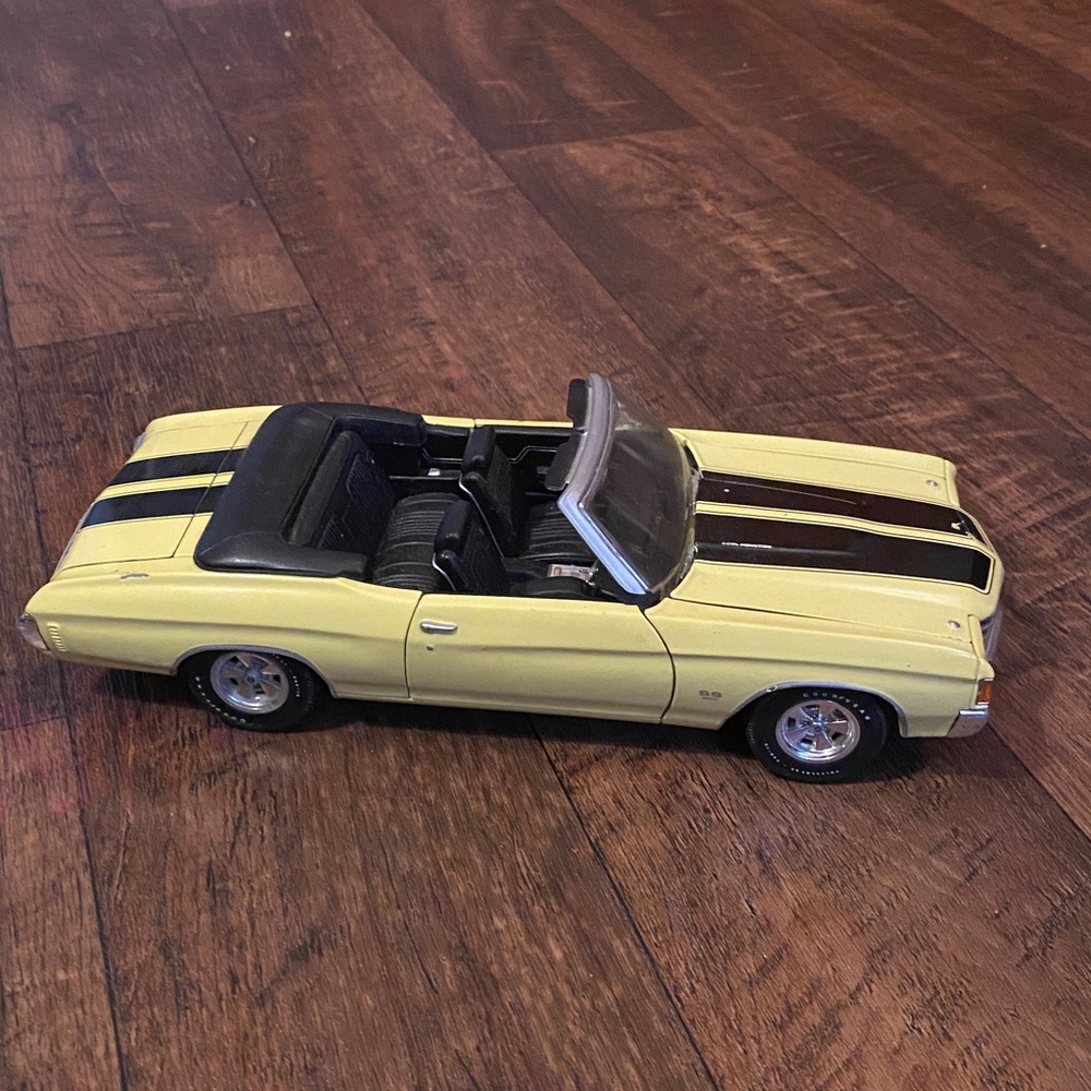 1972 CHEVY CHEVELLE SS
CONVERTIBLE 1:18 Scale MAISTO SPECIAL EDITION Yellow